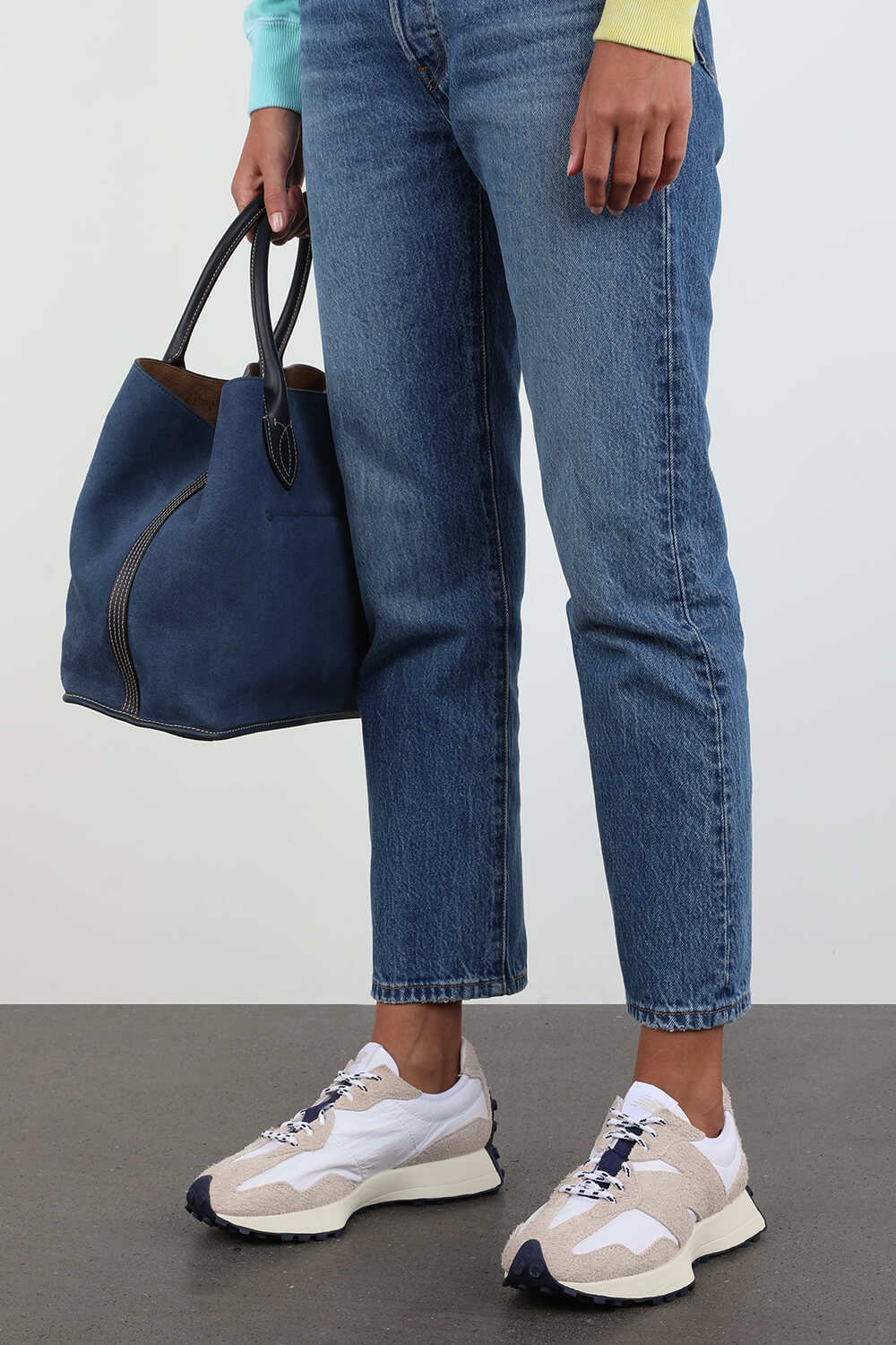 תמונת כל הלוק של 327 Sneakers in White and Pink